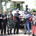 Dorong Modernisasi Pertanian, Wali Kota Banjar Serahkan Traktor Crawler untuk Petani