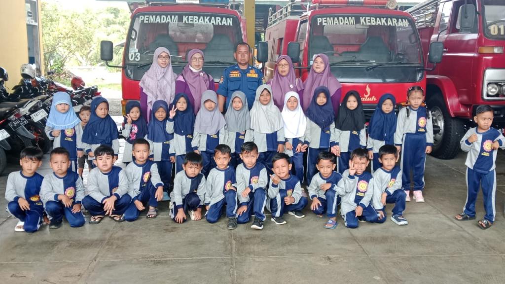 Edukasi Kebakaran Sejak Dini, Siswa PAUD Al-Khoeriyah Kunjungi Damkar Ciamis