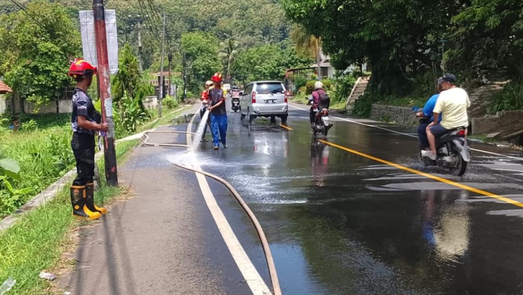 Gerak Cepat Damkar Banjarsari Tangani Tumpahan Solar, Cegah Risiko Kecelakaan di Jalur Banjar–Pangandaran
