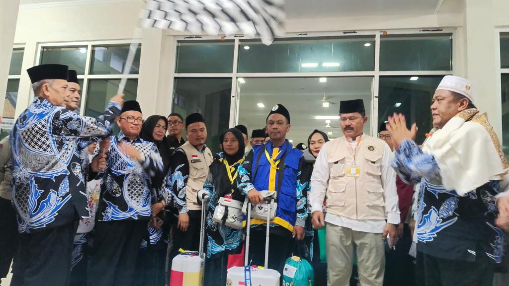 Isak Tangis Warnai Pelepasan 445 Jemaah Haji Kloter 04 Kota Tasikmalaya Menuju Indramayu