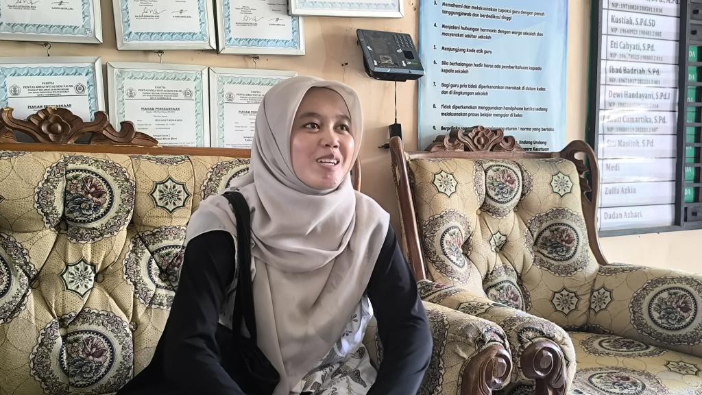 Kisah Zulfa, Guru Honorer di Tasikmalaya yang Rela Lakoni Tiga Pekerjaan Demi Bertahan Hidup