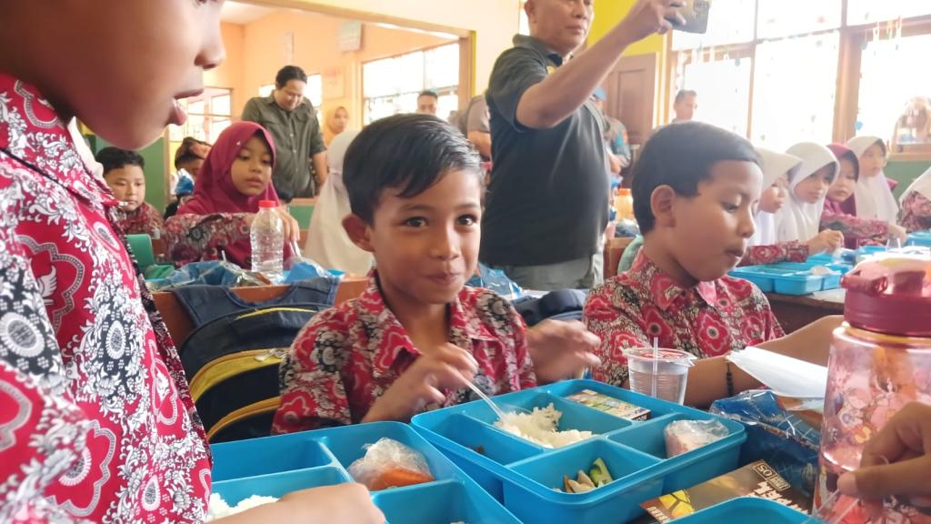 Ingat Ibu dan Adiknya, Siswa SD Enggan Makan saat Uji Coba Makan Gratis di SDN Dadaha Tasikmalaya