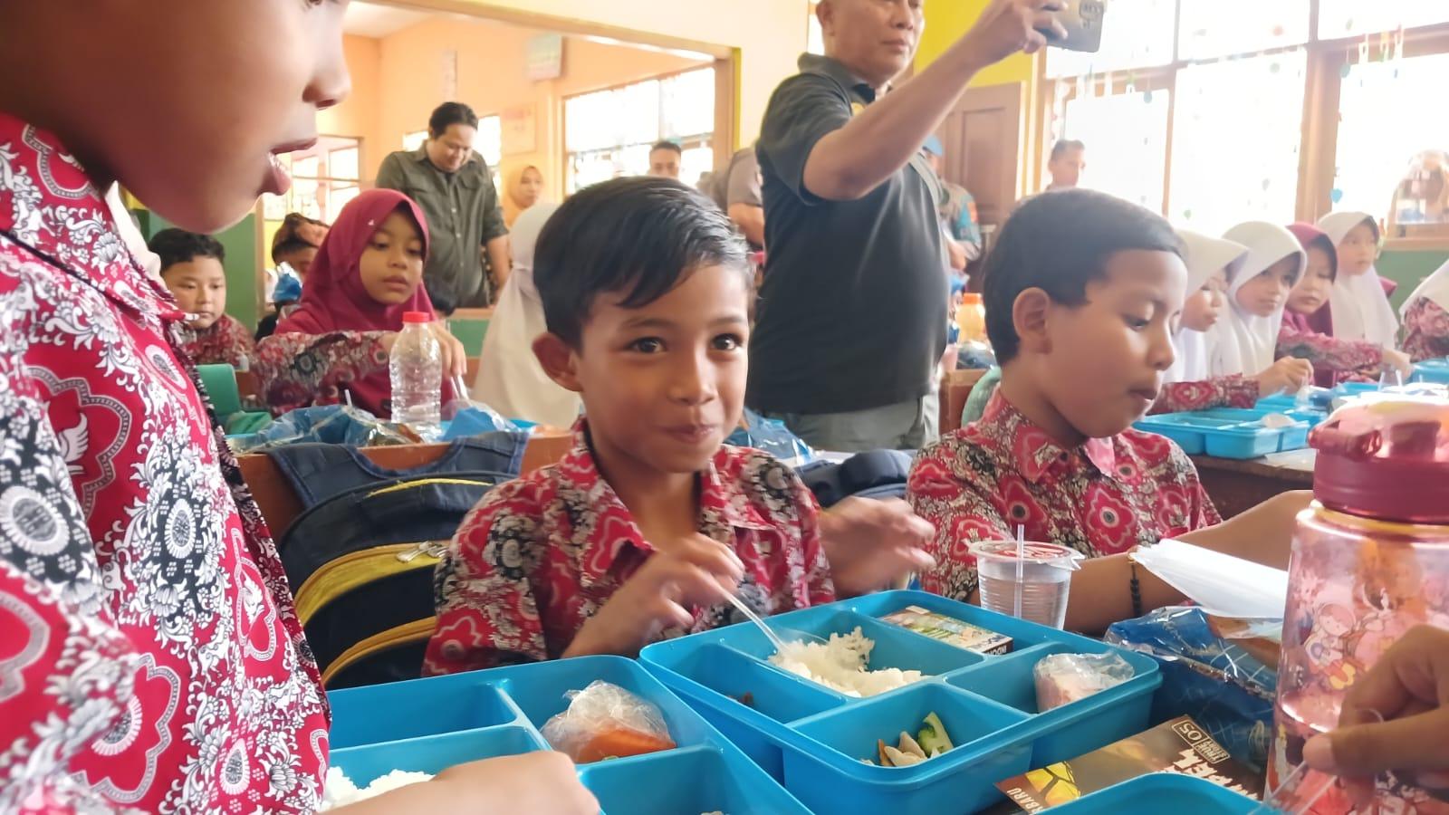 Ingat Ibu dan Adiknya, Siswa SD Enggan Makan saat Uji Coba Makan Gratis di SDN Dadaha Tasikmalaya