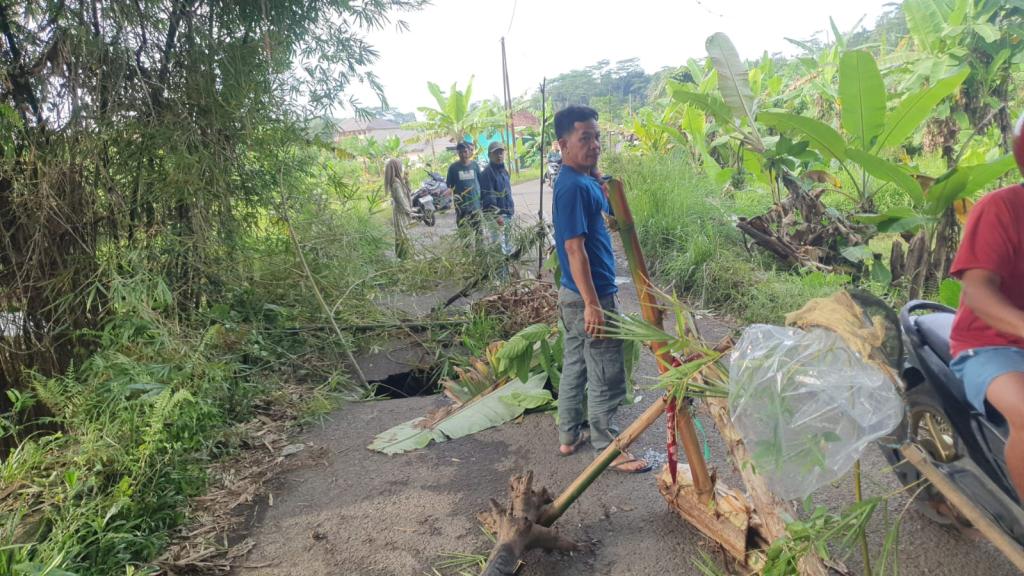 Jalan Antar-Dusun di Ciamis Ambles, Akses Mobil Terputus