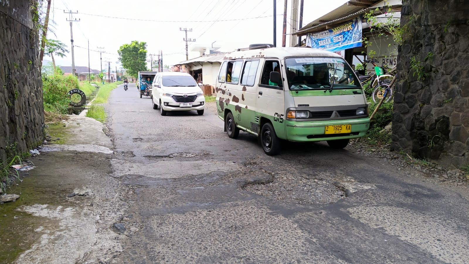 Jalan Berlubang di Sambongjaya Dikeluhkan Warga dan Pengendara, Pemkot Tasikmalaya Diminta Segera Bertindak