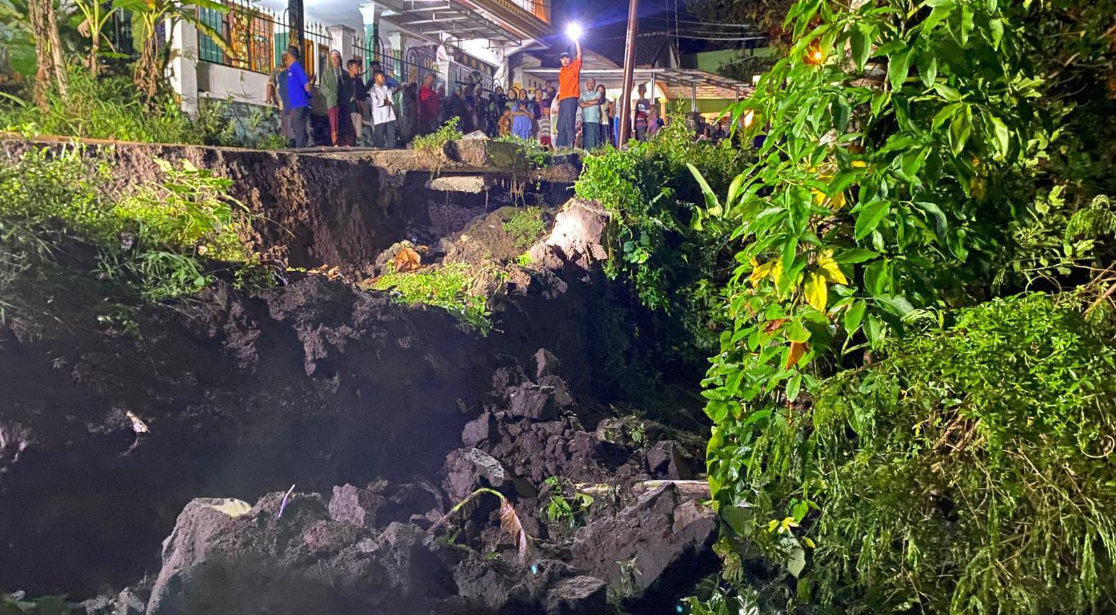 Jalan Utama di Purbasari Tasikmalaya Longsor Usai Diguyur Hujan Deras, Akses Mobil Terputus Total