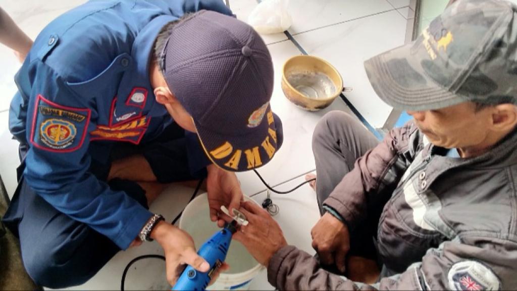 Jari Terjerat Cincin Stainless, Warga Ciamis Datangi Pos Damkar Kawali