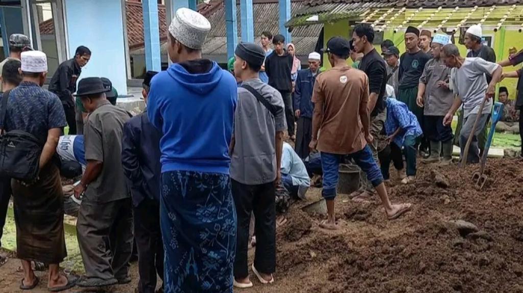 Jasad Masih Utuh Setelah 13 Tahun, Makam Kiai di Cineam Tasikmalaya Dipindahkan Akibat Pergerakan Tanah
