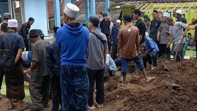 Jasad Masih Utuh Setelah 13 Tahun, Makam Kiai di Cineam Tasikmalaya Dipindahkan Akibat Pergerakan Tanah