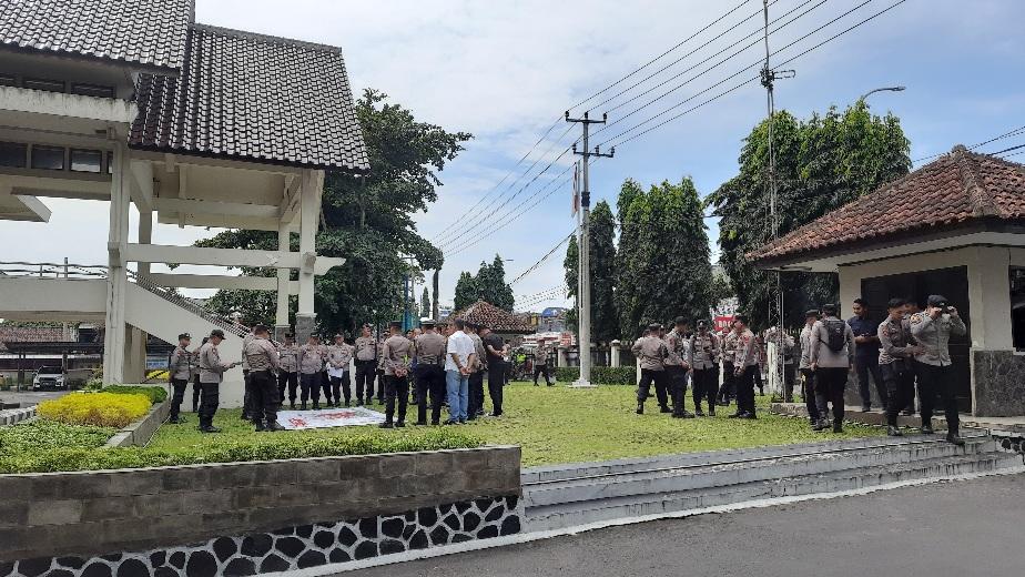 Jelang Aksi 'Indonesia Gelap' di Tasikmalaya, Ratusan Personel Kepolisian Siaga di Gedung DPRD