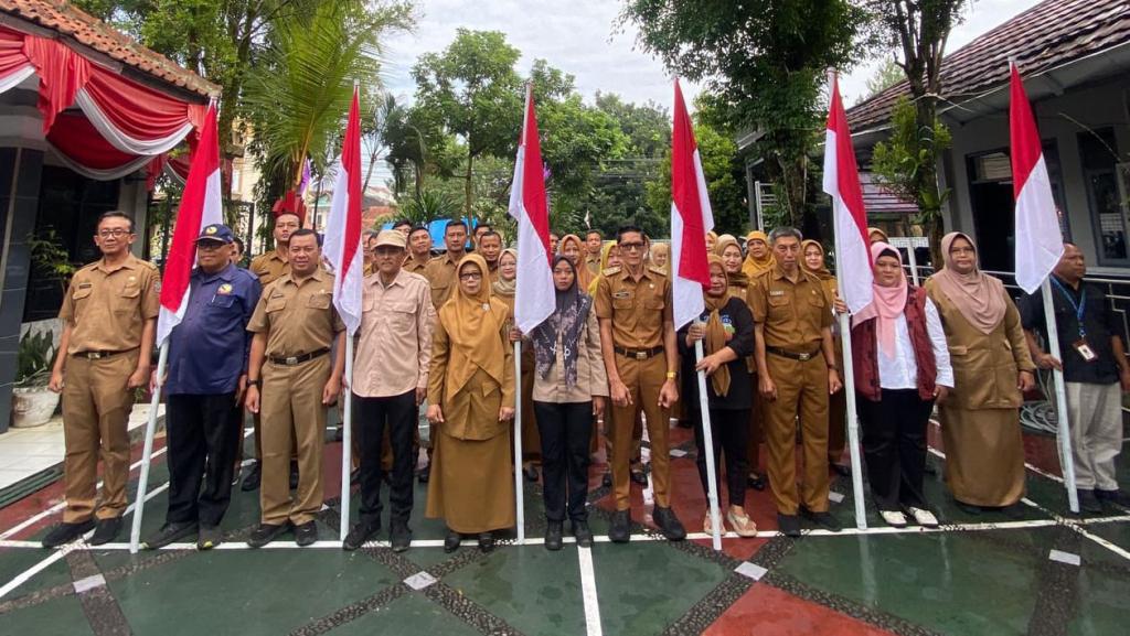 Jelang HUT ke-80 RI, Dinsos Ciamis Bagikan Puluhan Bendera Merah Putih