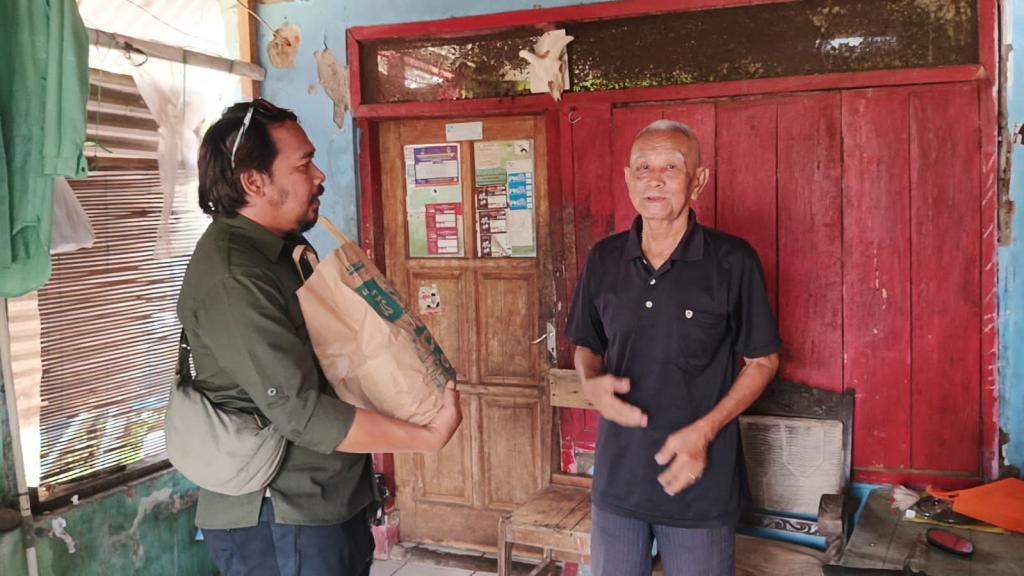 Jelang Lebaran, IJTI Galuh Raya Bagikan Paket Sembako untuk Warga Ciamis