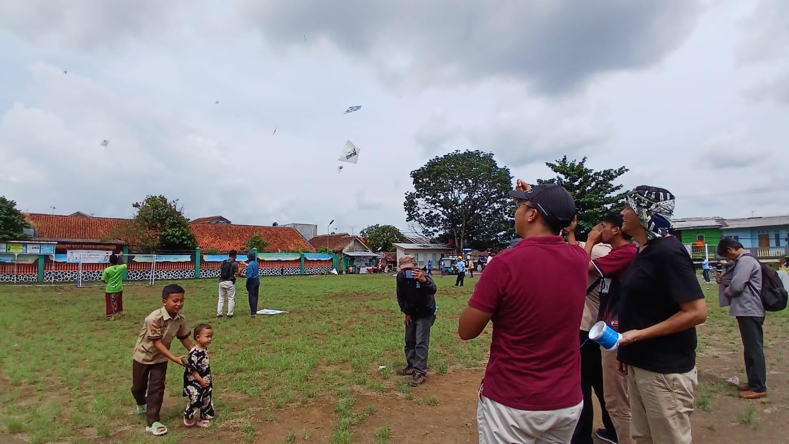 Jelang Masa Tenang, Pasangan Viman-Diky Terbangkan 44 Layang-Layang dan Lantunkan 444 Kali Salawat