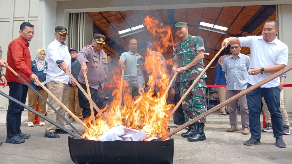 Jelang Pencoblosan, KPU Kota Tasikmalaya Musnahkan Surat Suara Rusak dan Berlebih