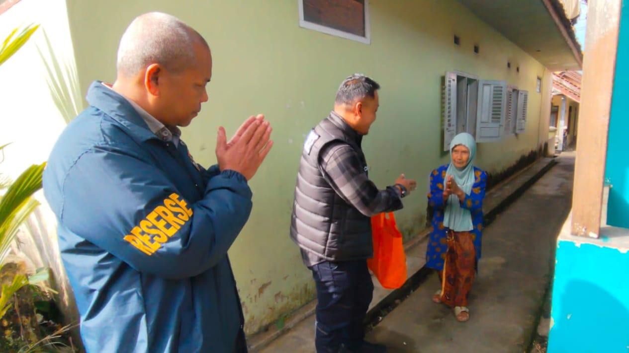 Jumat Berkah, Sat Reskrim Polres Ciamis Bagikan Sembako di Lebak Lipung