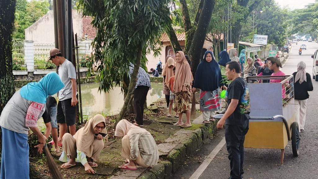 Jumat Bersih di Sindangrasa Ciamis, Warga dan Pemerintah Kelurahan Bersatu Jaga Lingkungan