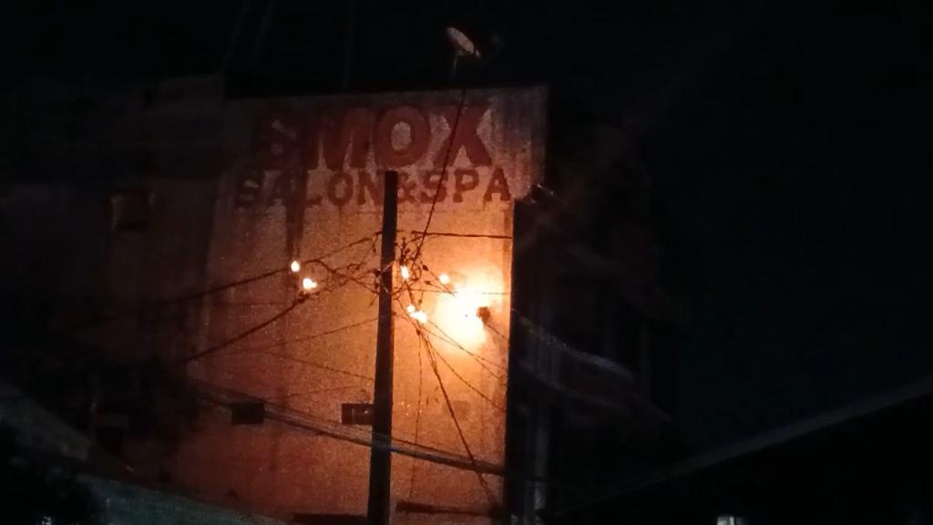 Kabel Listrik di Jalan Cieunteung Keluarkan Api, Warga dan Pengguna Jalan Panik