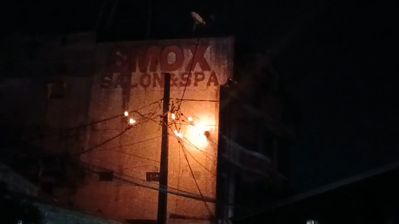 Kabel Listrik di Jalan Cieunteung Keluarkan Api, Warga dan Pengguna Jalan Panik