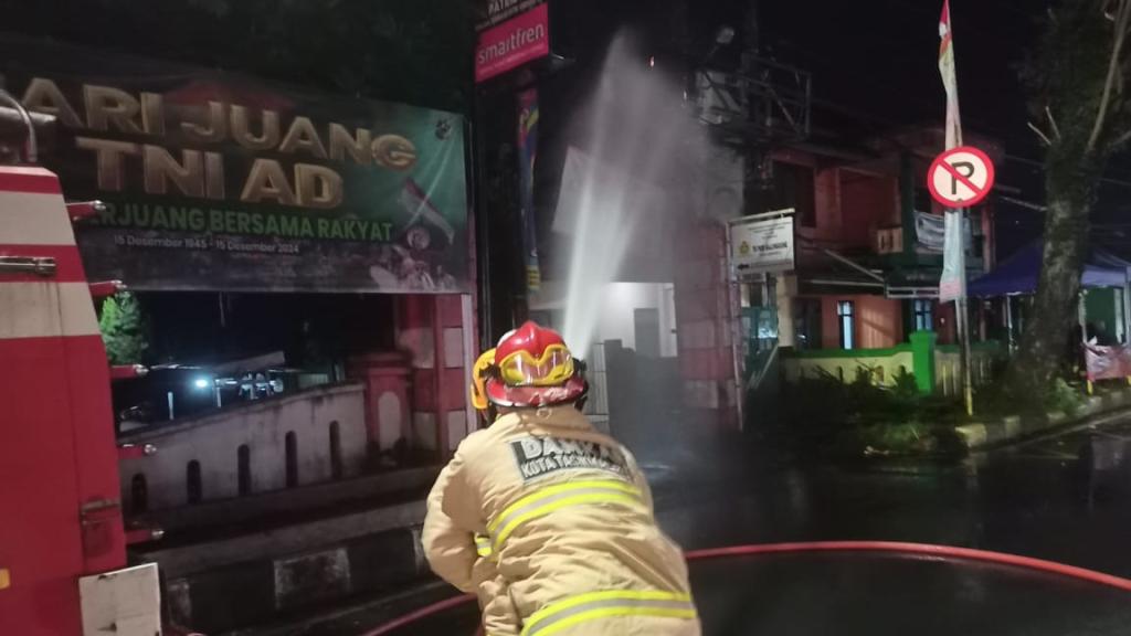 Kabel Listrik Terbakar di Dekat Alun-Alun Indihiang, Damkar Kota Tasikmalaya Bertindak Cepat