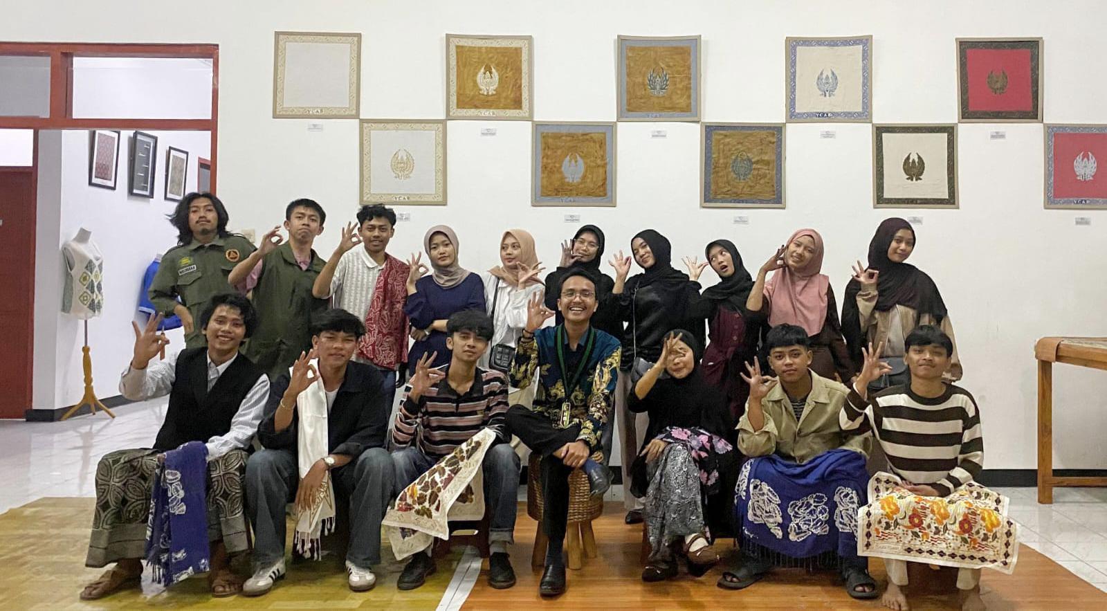 Kader HMI Tasikmalaya Belajar Membatik, Lestarikan Budaya Lewat Canting