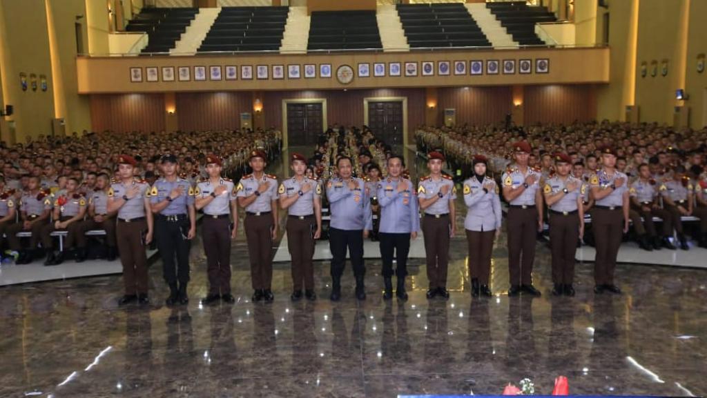 Kadivhumas Polri Sematkan Pin Brivet Pelopor Kehumasan kepada 10 Taruna Akpol Berprestasi