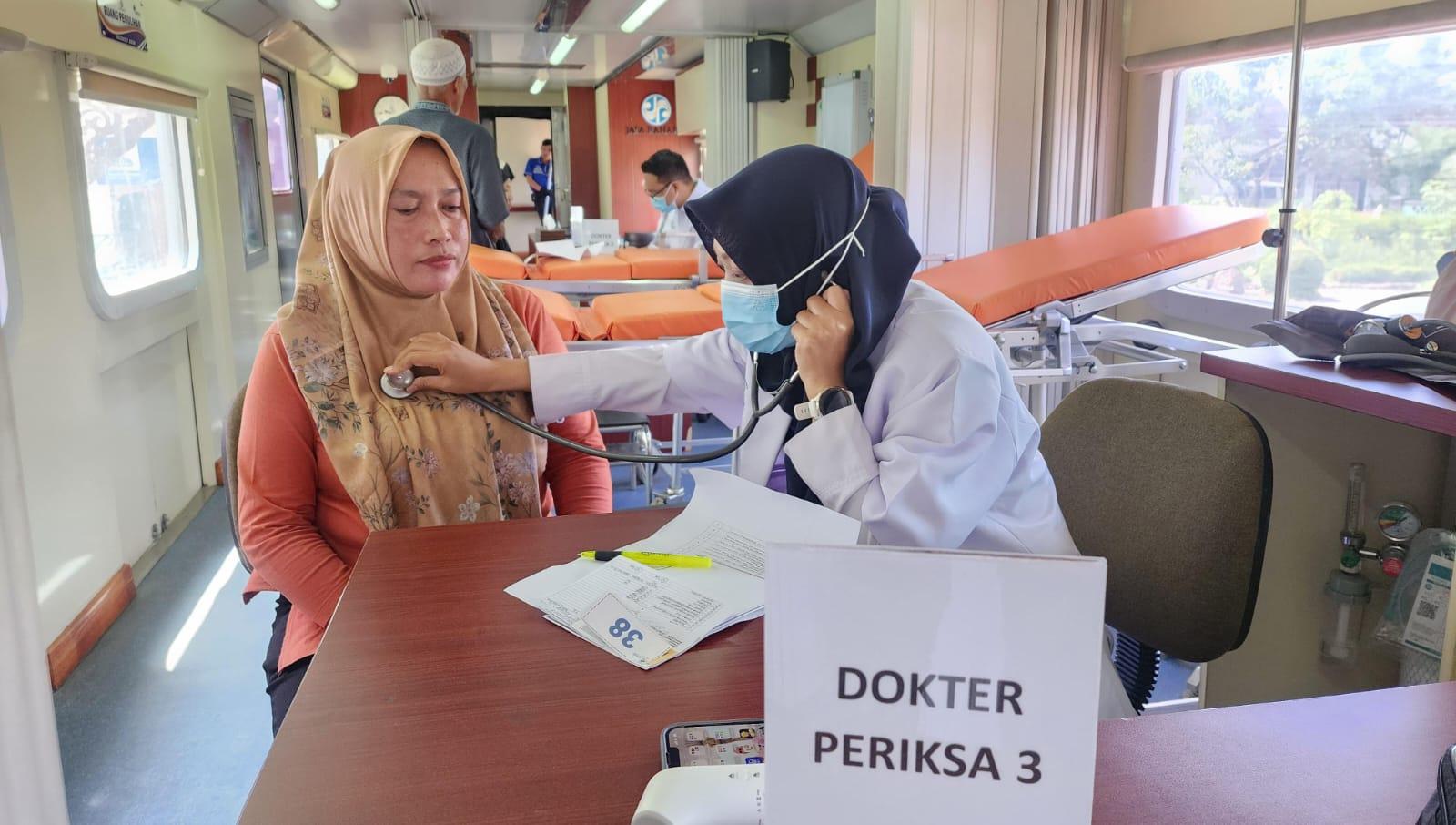 KAI Daop 2 Bandung Gelar Baksos Rail Clinic di Stasiun Manonjaya, 360 Warga Ikut Pemeriksaan Gratis