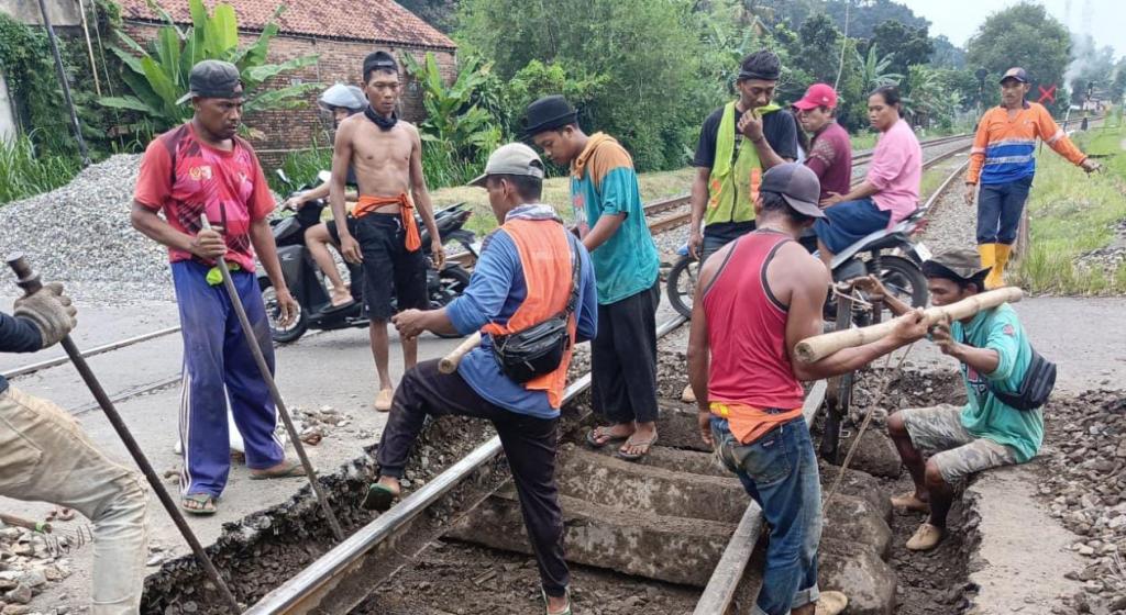 KAI Daop 2 Bandung Lakukan Perawatan Rel di 37 Perlintasan Sebidang untuk Tingkatkan Keselamatan