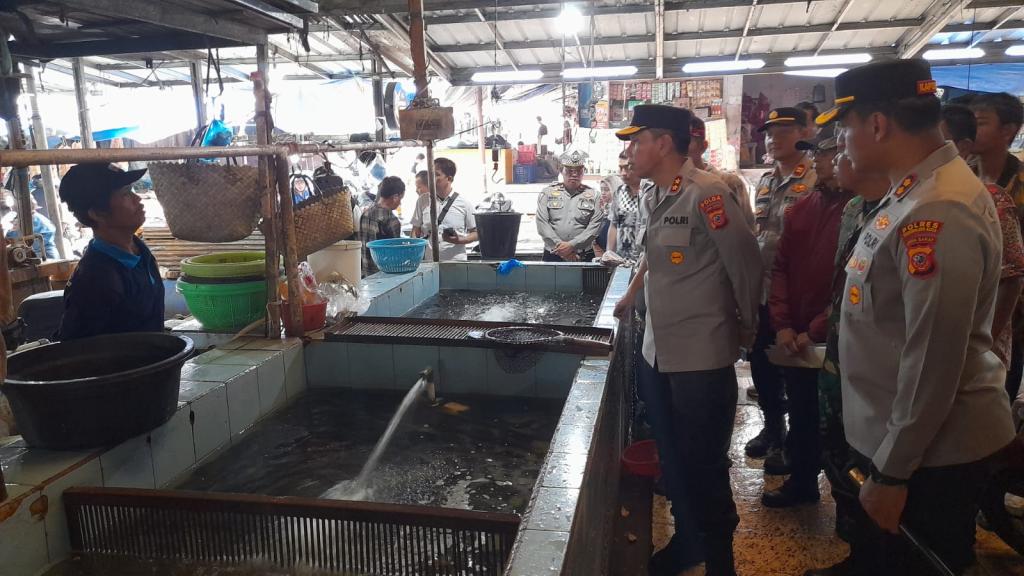 Kapolda Jabar Borong Dagangan Pedagang Saat Sidak Harga Pangan di Pasar Cikurubuk
