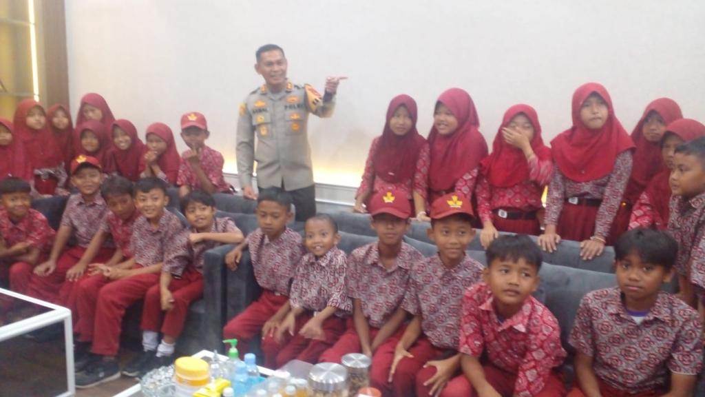 Kapolres Ciamis AKBP Akmal Sambut Murid SD dalam Kunjungan Edukasi Kepolisian, Wahyu Didaulat Duduk di Kursinya