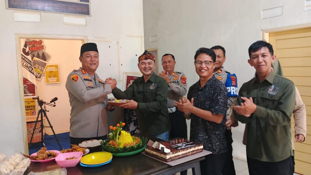 Kapolres Ciamis Beri Kejutan Ulang Tahun untuk IJTI Galuh Raya