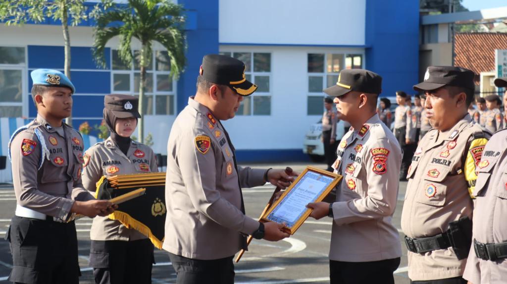 Kapolres Tasikmalaya Berikan Penghargaan kepada Personel Berprestasi dan Warga Sipil