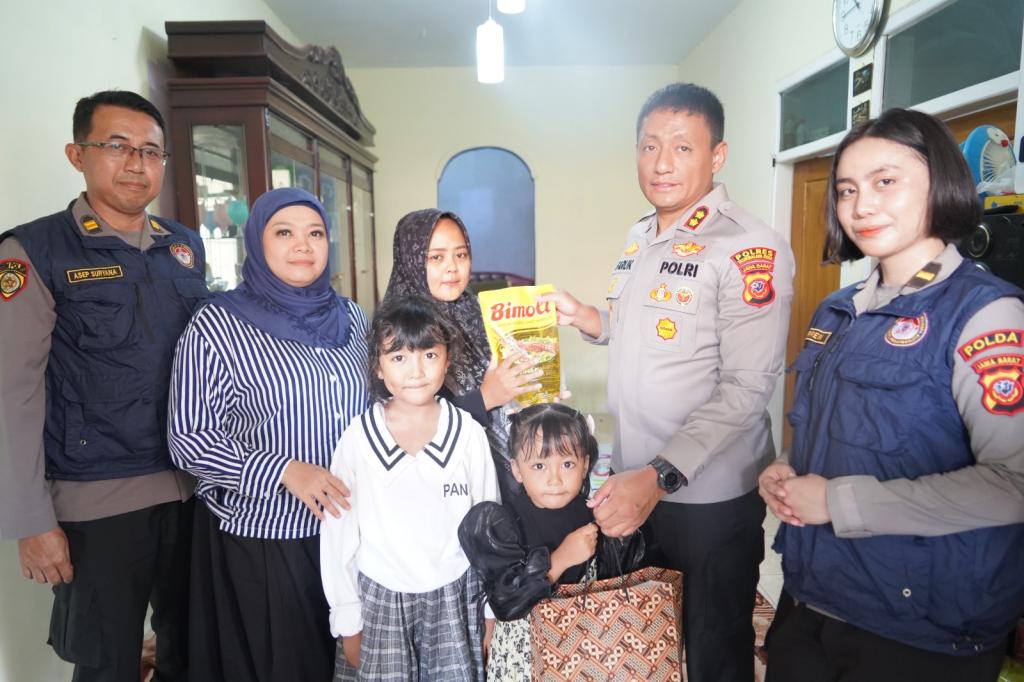 Kapolres Tasikmalaya Kota AKBP Faruk Rozi Kunjungi Keluarga Almarhum Aipda Anumerta Anditia Munartomo dan Ziarah ke Makam