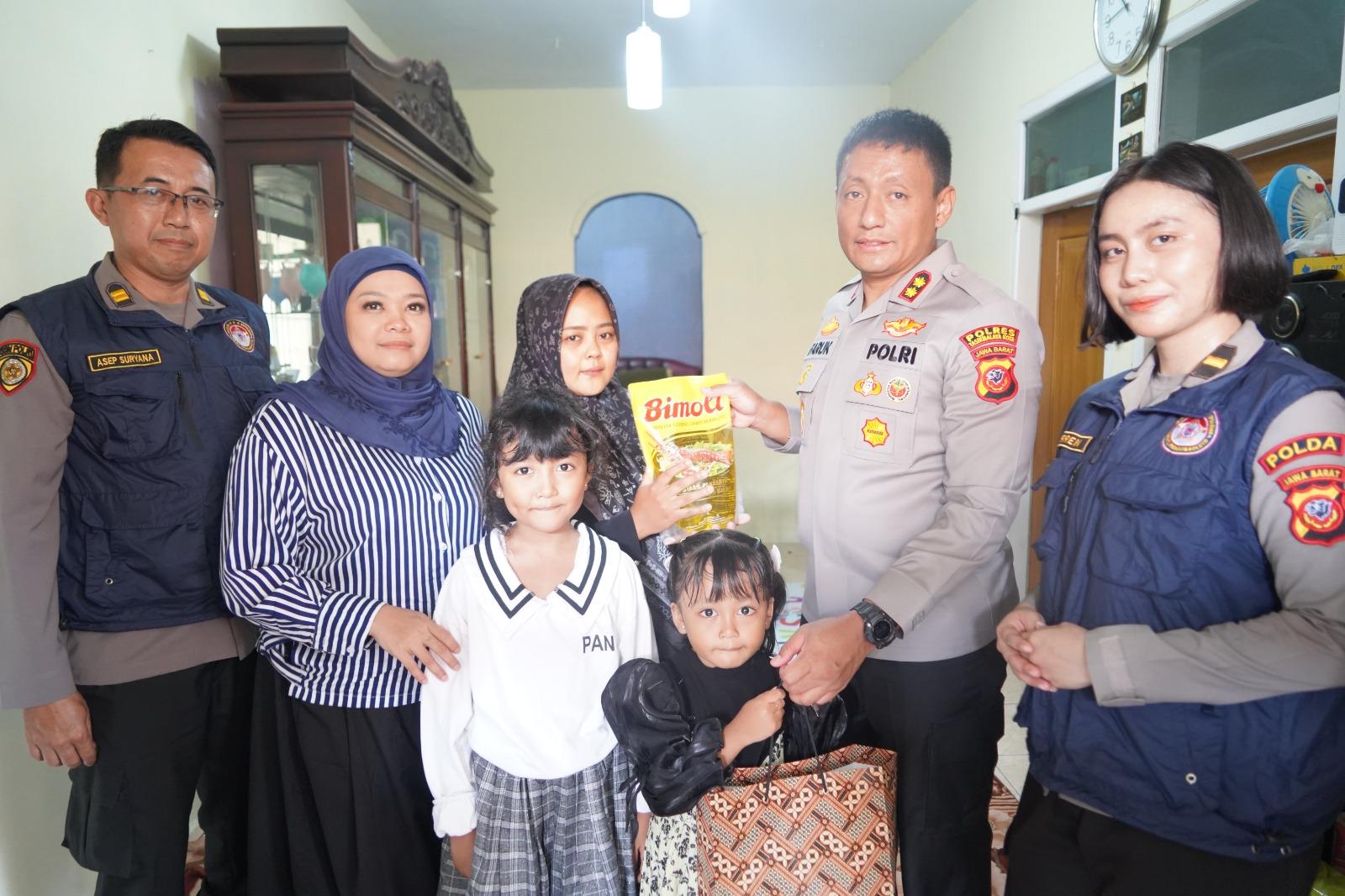 Kapolres Tasikmalaya Kota AKBP Faruk Rozi Kunjungi Keluarga Almarhum Aipda Anumerta Anditia Munartomo dan Ziarah ke Makam