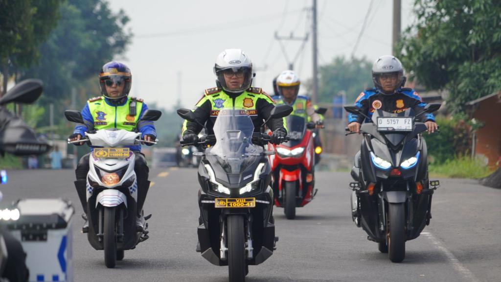 Naik Motor, Kapolres Tasikmalaya Kota AKBP Joko Sulistiono Pantau Arus Lalu Lintas di Pos Pam Letter U Gentong