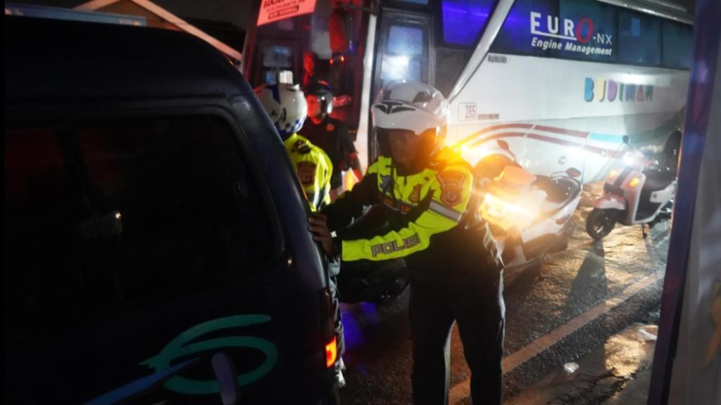 Kapolres Tasikmalaya Kota Bantu Dorong Mobil Mogok di Tengah Kemacetan Arus Balik