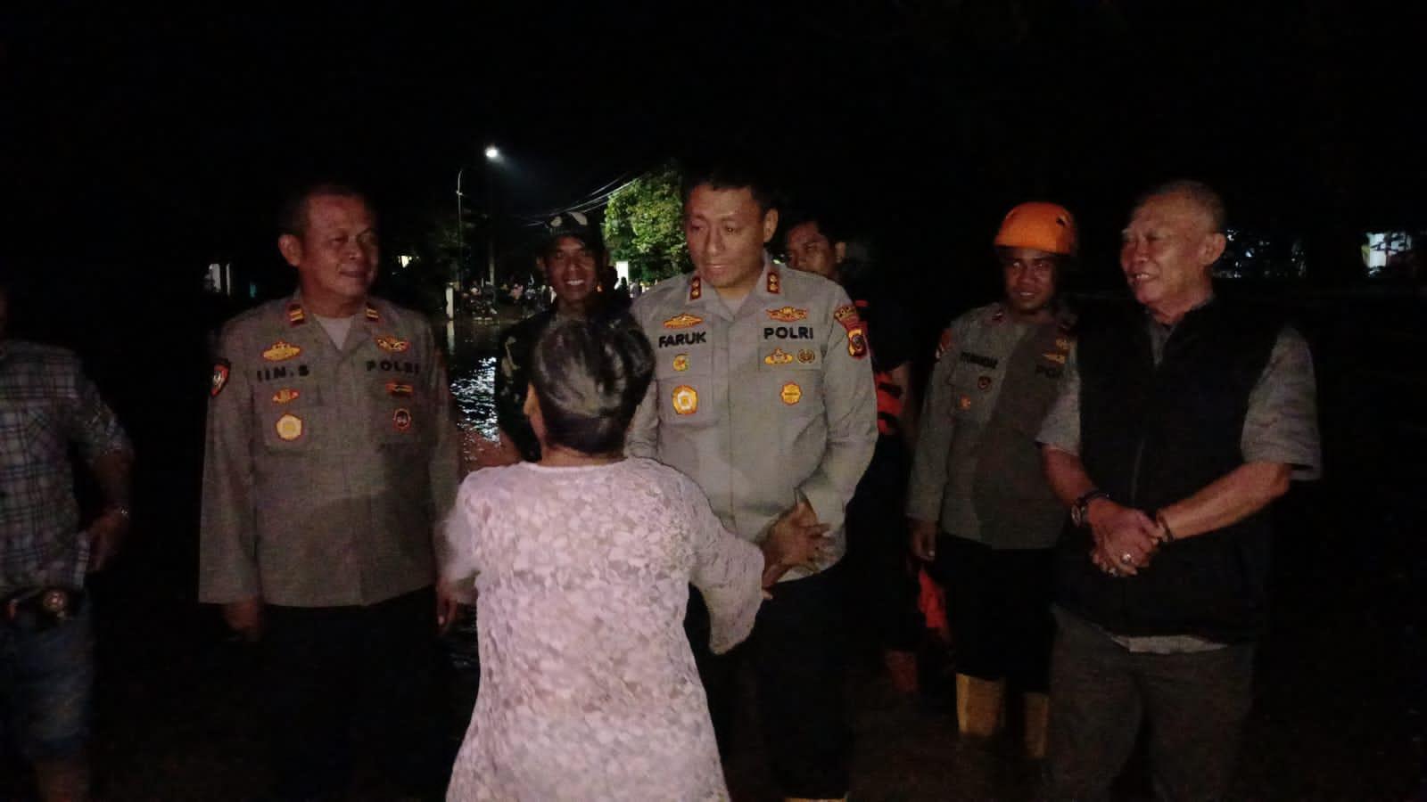 Kapolres Tasikmalaya Kota Berikan Bantuan Sembako dan Patroli ke Lokasi Banjir Sukaresik Tanpa Gunakan Perahu