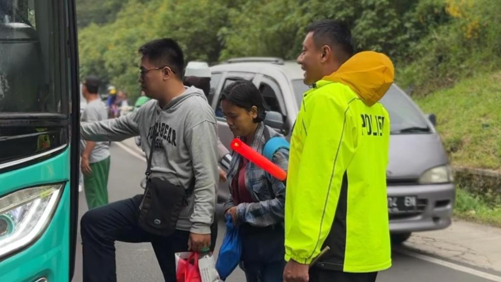 Kapolres Tasikmalaya Kota Evakuasi Penumpang Bus yang Mogok di Tanjakan Gentong