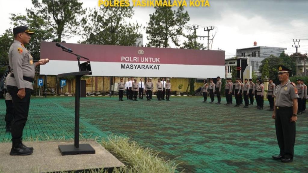 Kapolres Tasikmalaya Kota Naikkan Pangkat dan Berikan Penghargaan kepada Personel Berprestasi