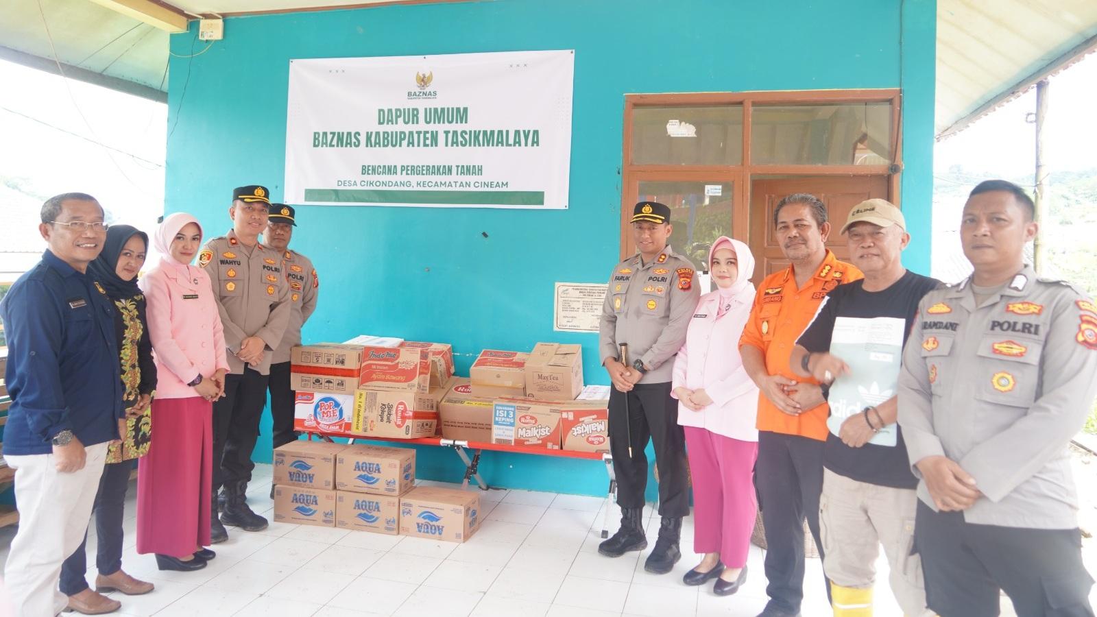 Kapolres Tasikmalaya Kota Salurkan Bantuan bagi Korban Pergeseran Tanah di Cineam