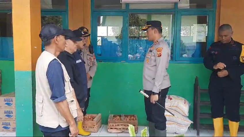 Kapolres Tasikmalaya Kota Salurkan Bantuan bagi Korban Banjir di Sukaresik