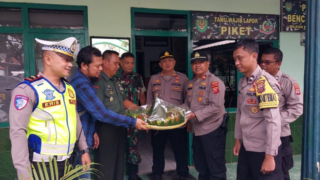 Kapolsek Cihideung dan Tawang Beri Kejutan HUT ke-79 TNI, Bawa Kue Ulang Tahun dan Nasi Tumpeng ke Koramil Kota Tasikmalaya