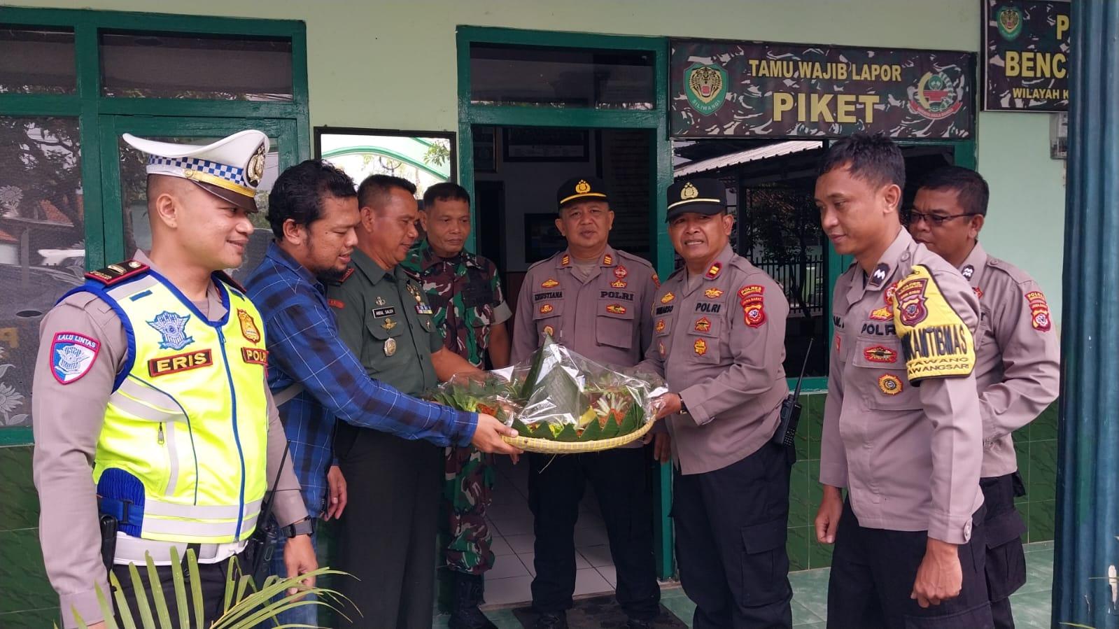 Kapolsek Cihideung dan Tawang Beri Kejutan HUT ke-79 TNI, Bawa Kue Ulang Tahun dan Nasi Tumpeng ke Koramil Kota Tasikmalaya