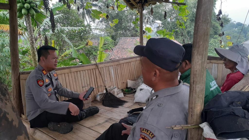 Kapolsek Jamanis Polres Tasikmalaya Kota Sambang ke Warga Ajak Jaga Kerukunan dan Kamtibmas