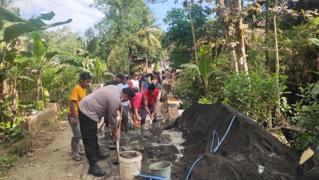 Kapolsek Puspahiang Monitoring Pembangunan Jalan di Desa Cimanggu, Pastikan Proyek Berjalan Aman dan Tepat Sasaran