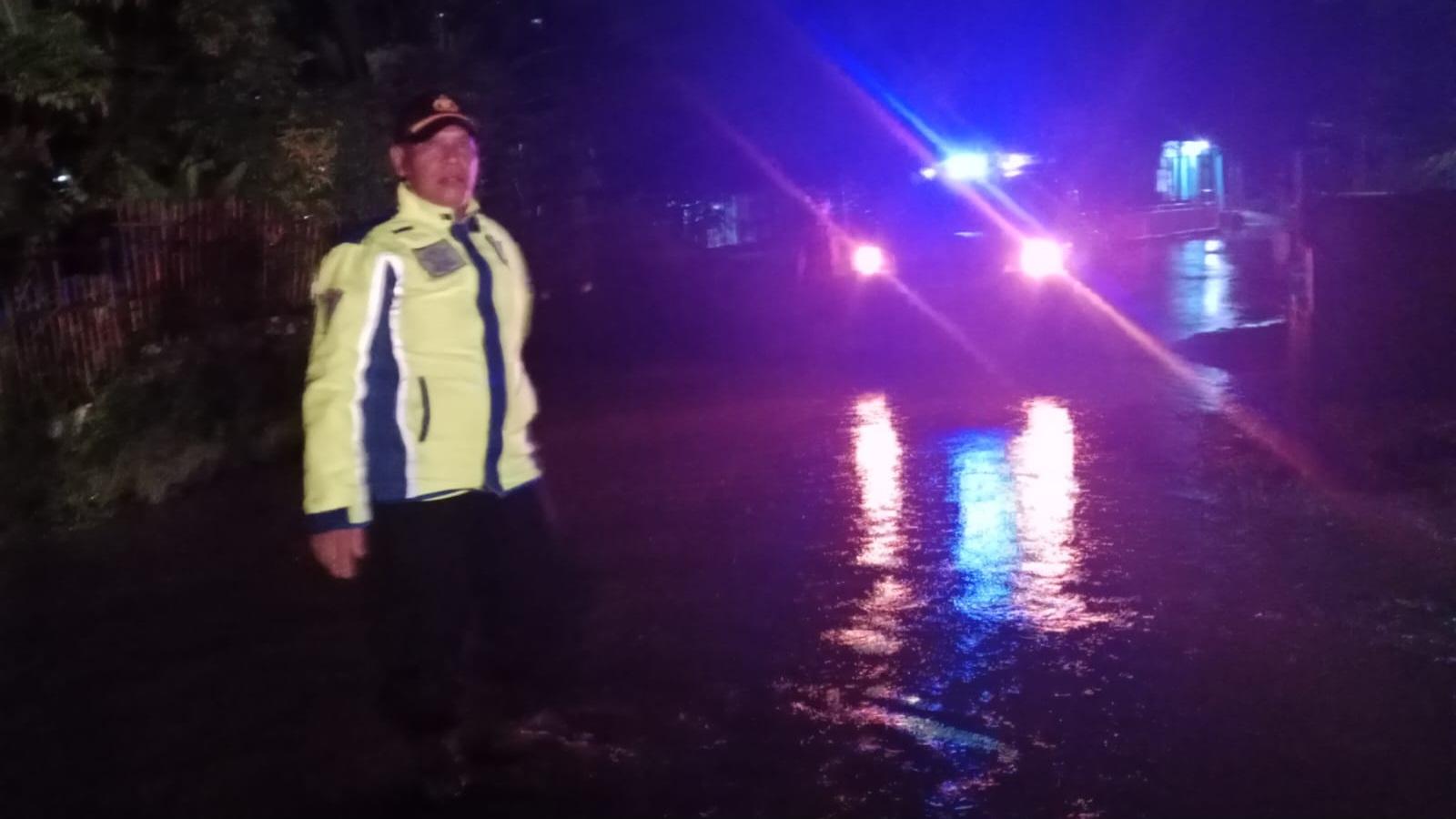 Kapolsek Sukaresik dan Muspika Pantau Wilayah Rawan Banjir di Sukaresik Tasikmalaya