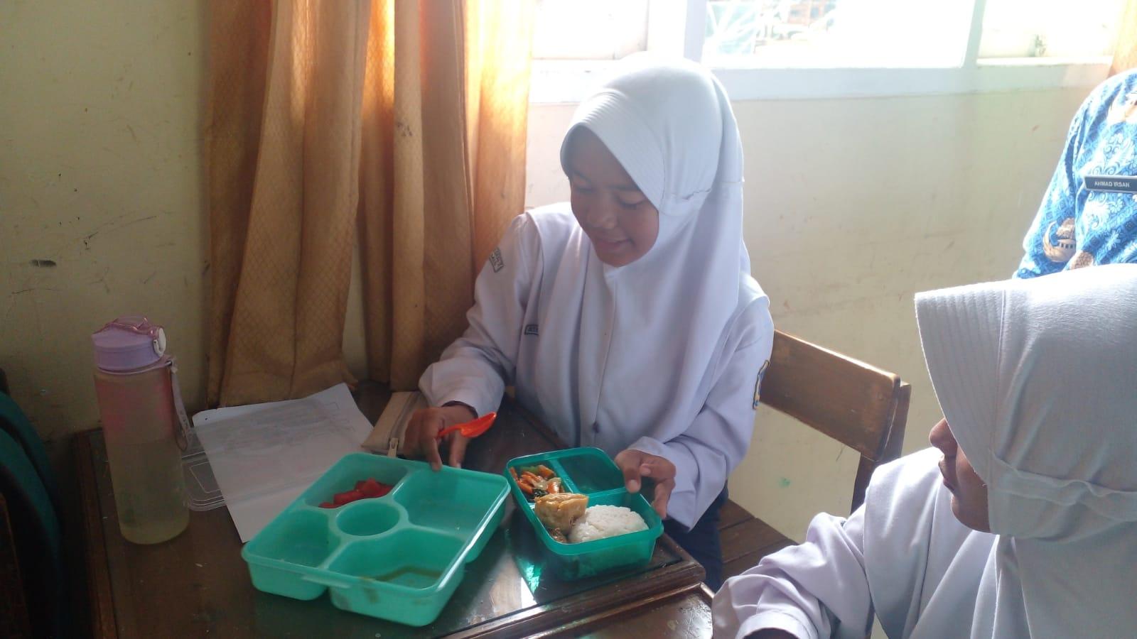 Karena Sedang Puasa Sunah, Siswi SMPN 2 Ciamis Pilih Bawa Pulang Jatah MBG