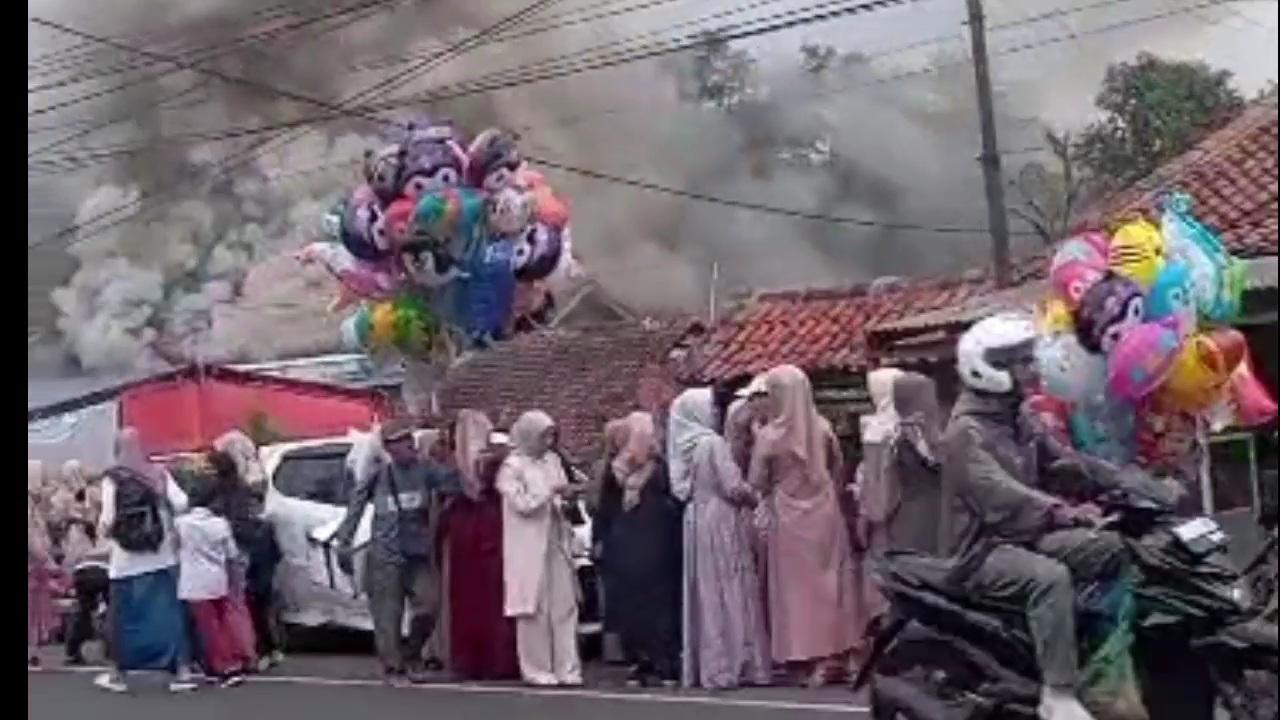 Kebakaran Ganggu Resepsi Pernikahan di Tagog Pamoyanan Tasikmalaya, Tamu dan Pengantin Dievakuasi