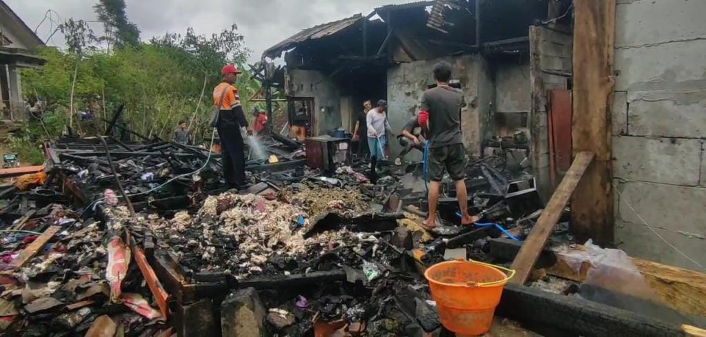 Kebakaran Hanguskan Rumah Panggung di Cigalontang Tasikmalaya, Kerugian Capai Rp 80 Juta