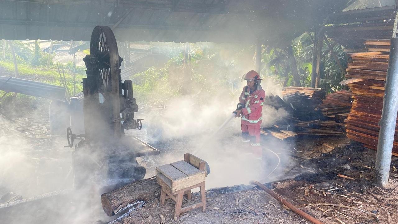 Kebakaran Landa Penggergajian Kayu di Ciamis pada Hari Pertama Ramadan, Diduga Akibat Puntung Rokok
