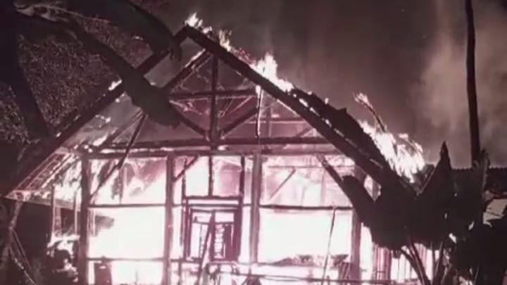 Asyik Nongkrong, Pas Pulang Rumah Seorang Pemuda di Ciamis Hangus Terbakar